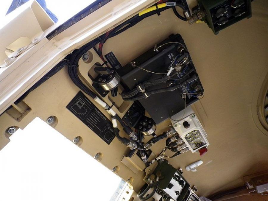 Детали интерьера Oshkosh M-ATV 2009 года  (фото 242 из 676)